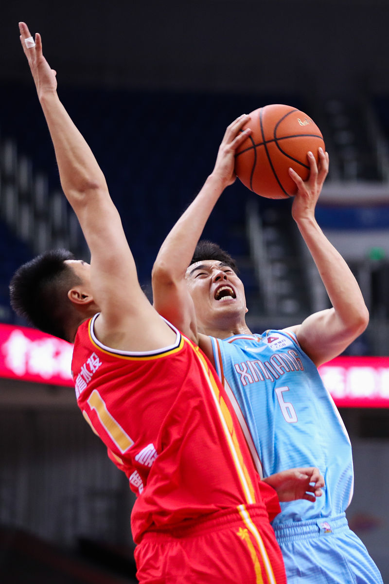 转折点！山东男篮回应争议，中超今晚攻防权衡，话题不断，更衣室氛围转暖(55年授衔谁闹得最凶)